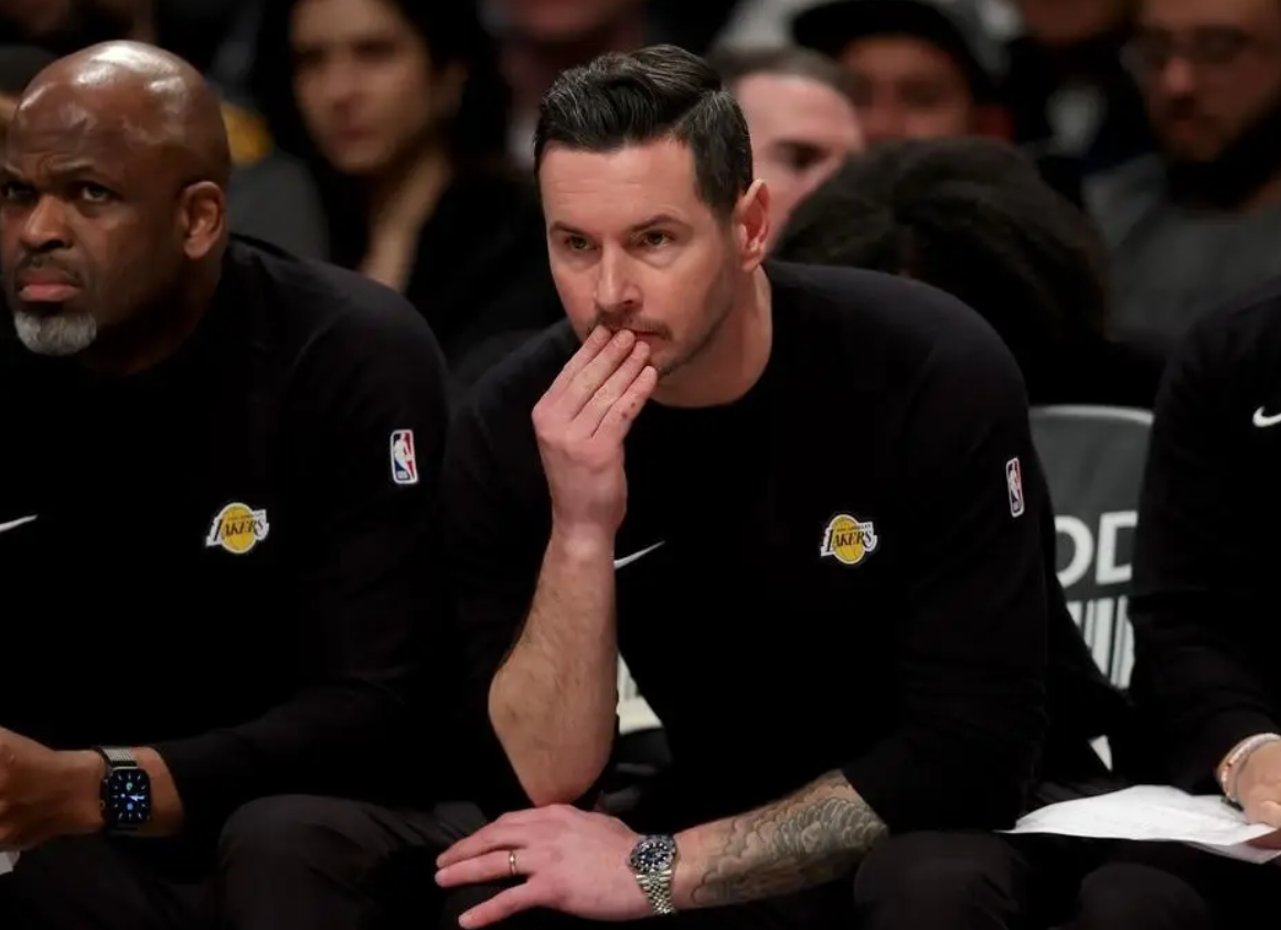 V体育入口-湖人3人末节摧毁比赛！雷迪克胡乱用人暂停，八村垒东契奇灾难性